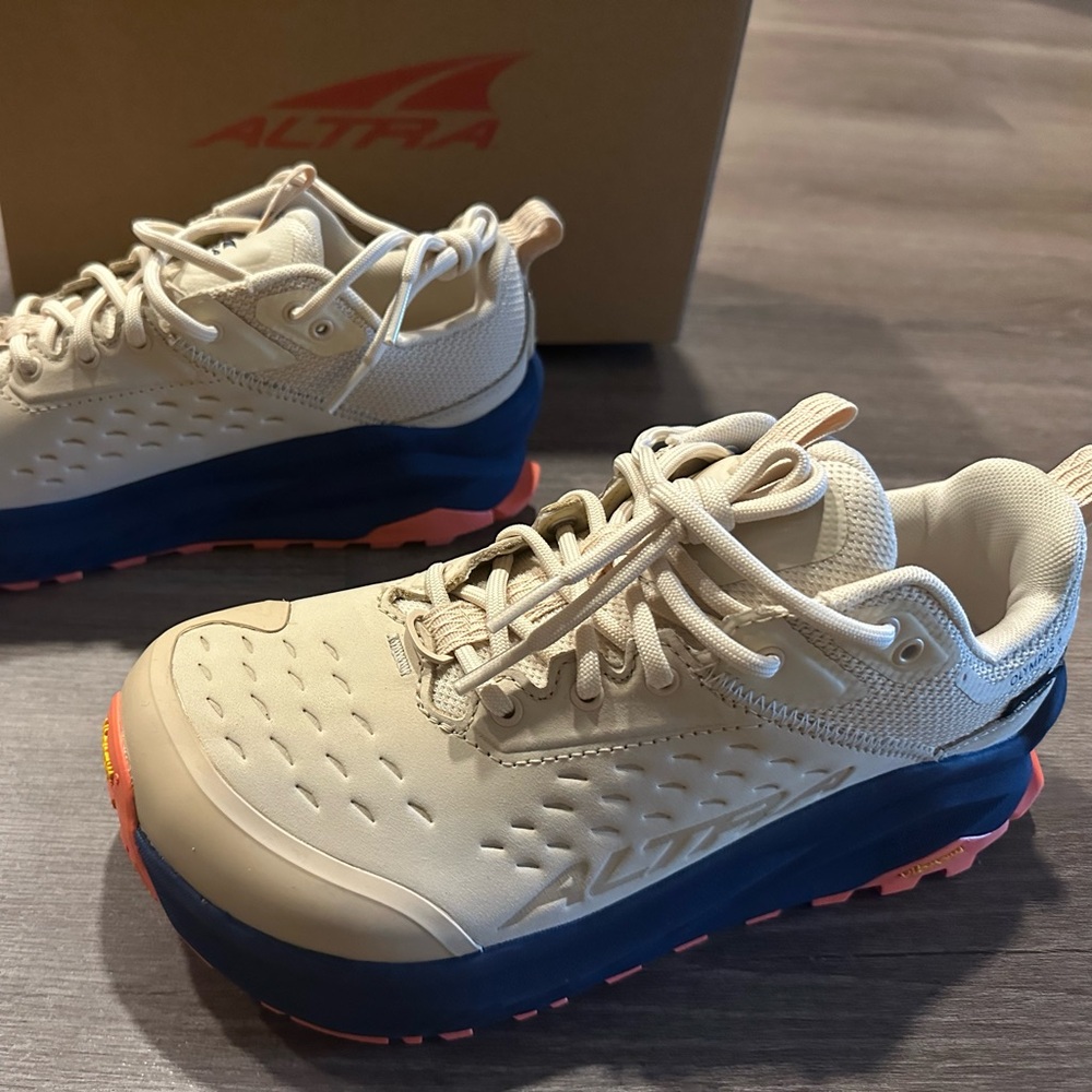 Women’s Hiking Shoe - Altra Olympus 6 Hike Low GTX